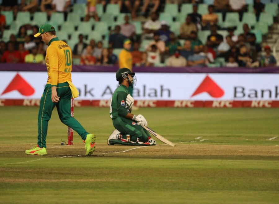 US electrolyte supplements for cricket players Pakistan – Dynamic cricket scene with players in action on the field during a match.